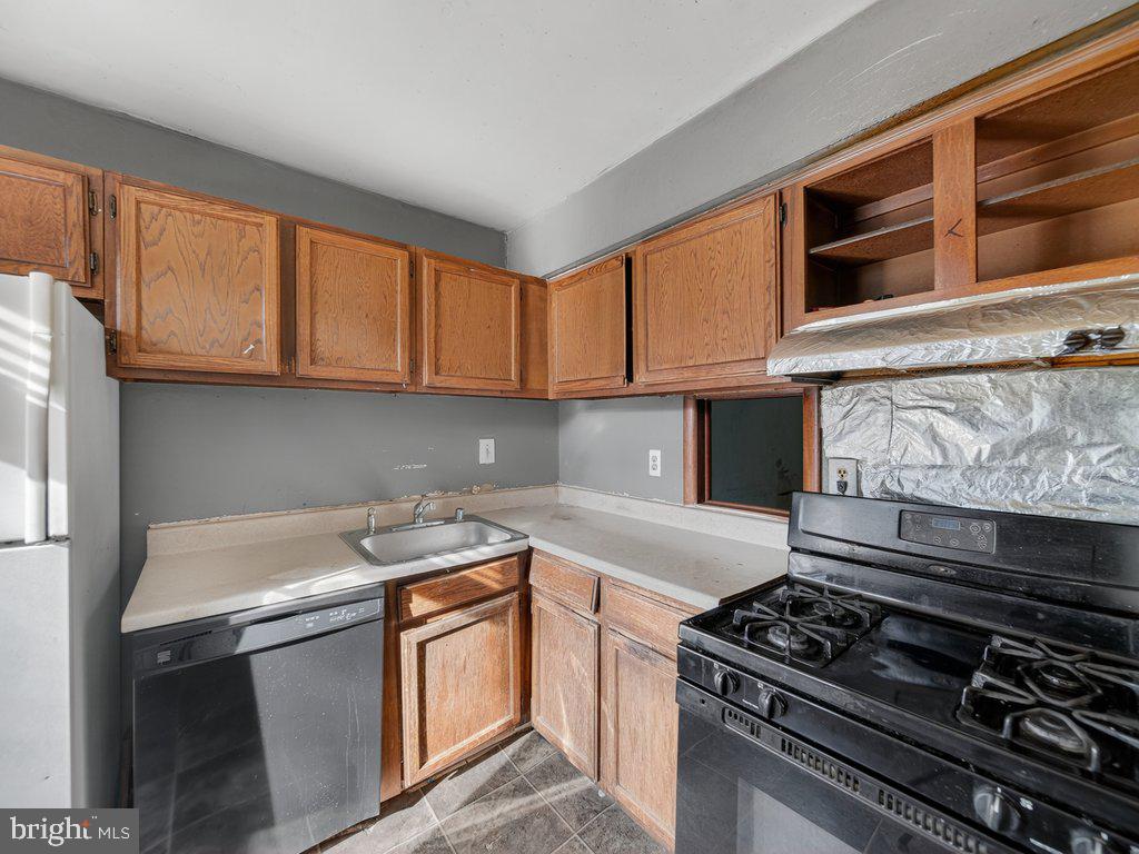 9635 White Acre Road, Unit B2 Columbia, MD 21045 - Photo 11 of 31 a kitchen with stainless steel appliances granite countertop a stove and a microwave