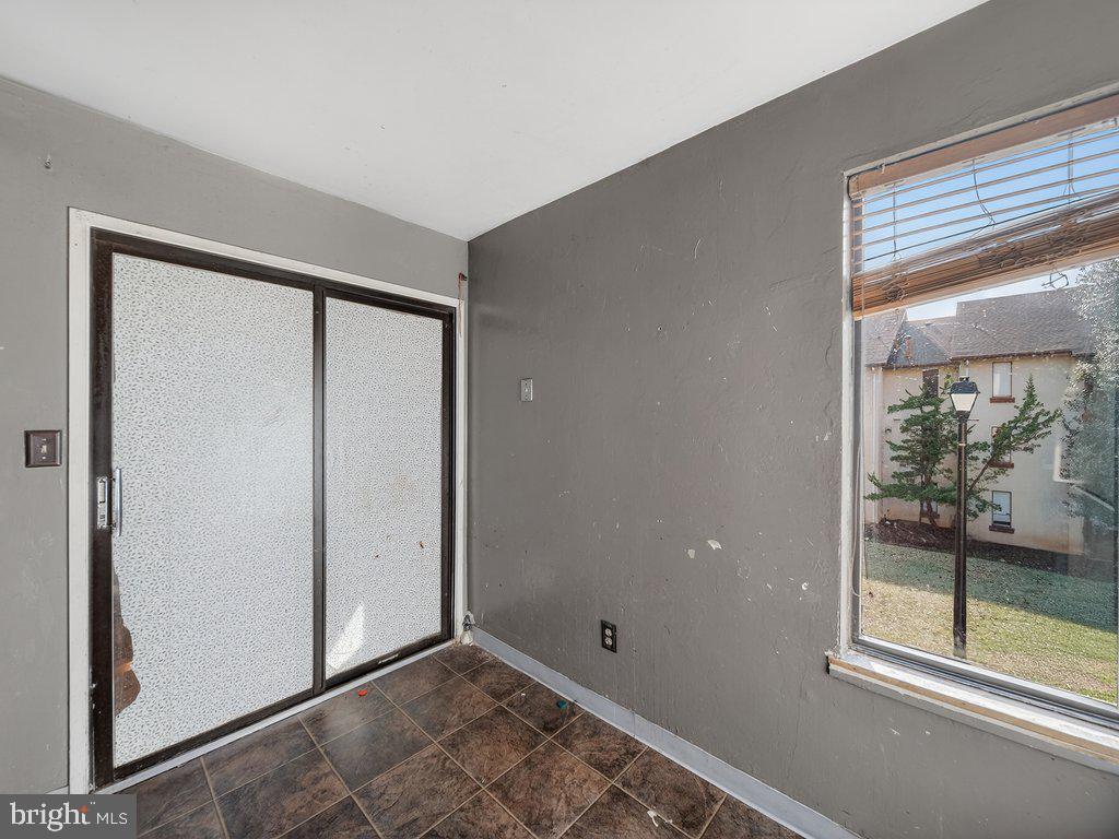 9635 White Acre Road, Unit B2 Columbia, MD 21045 - Photo 13 of 31 an empty room with sliding door
