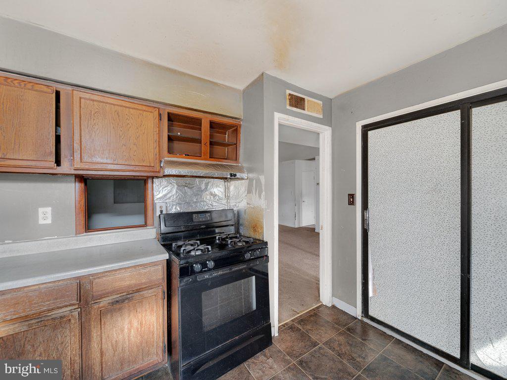 9635 White Acre Road, Unit B2 Columbia, MD 21045 - Photo 14 of 31 a kitchen with stainless steel appliances granite countertop a stove and a refrigerator