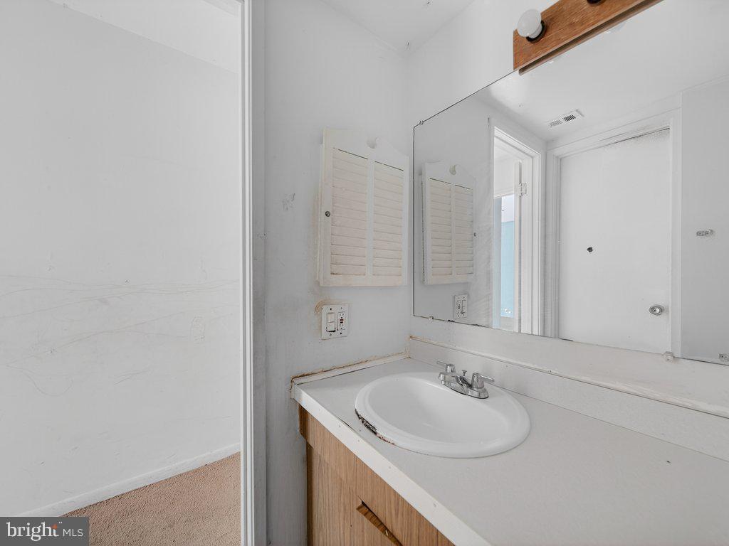 9635 White Acre Road, Unit B2 Columbia, MD 21045 - Photo 18 of 31 a bathroom with a sink and a mirror