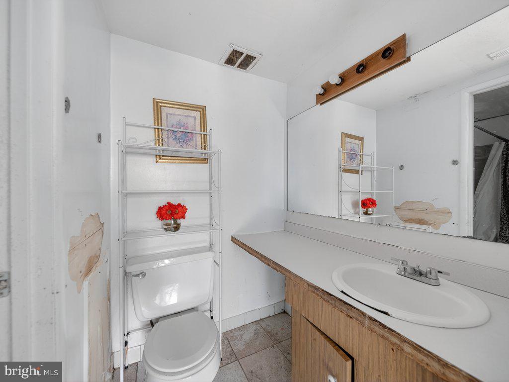 9635 White Acre Road, Unit B2 Columbia, MD 21045 - Photo 23 of 31 a bathroom with a sink vanity mirror and toilet