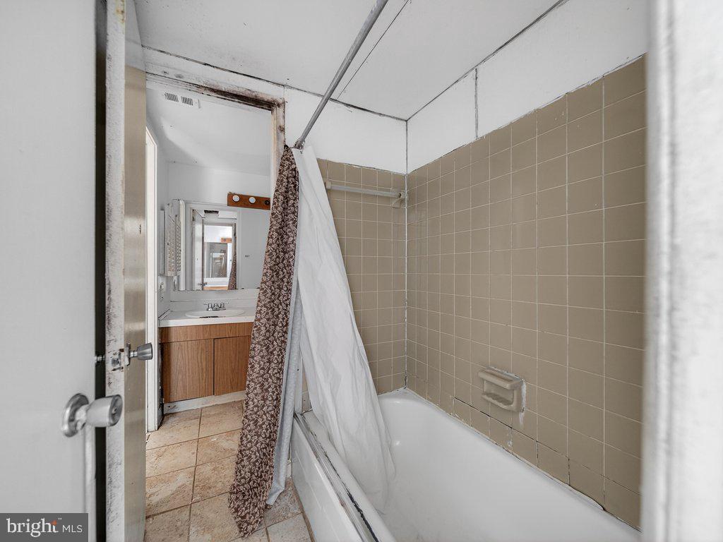 9635 White Acre Road, Unit B2 Columbia, MD 21045 - Photo 25 of 31 a bathroom with a bathtub and a shower