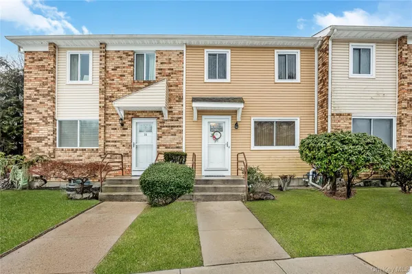 $569,999 | 8 Town House Drive, Massapequa Park, NY 11762