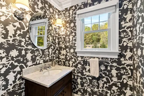 an bathroom with a sink and a mirror