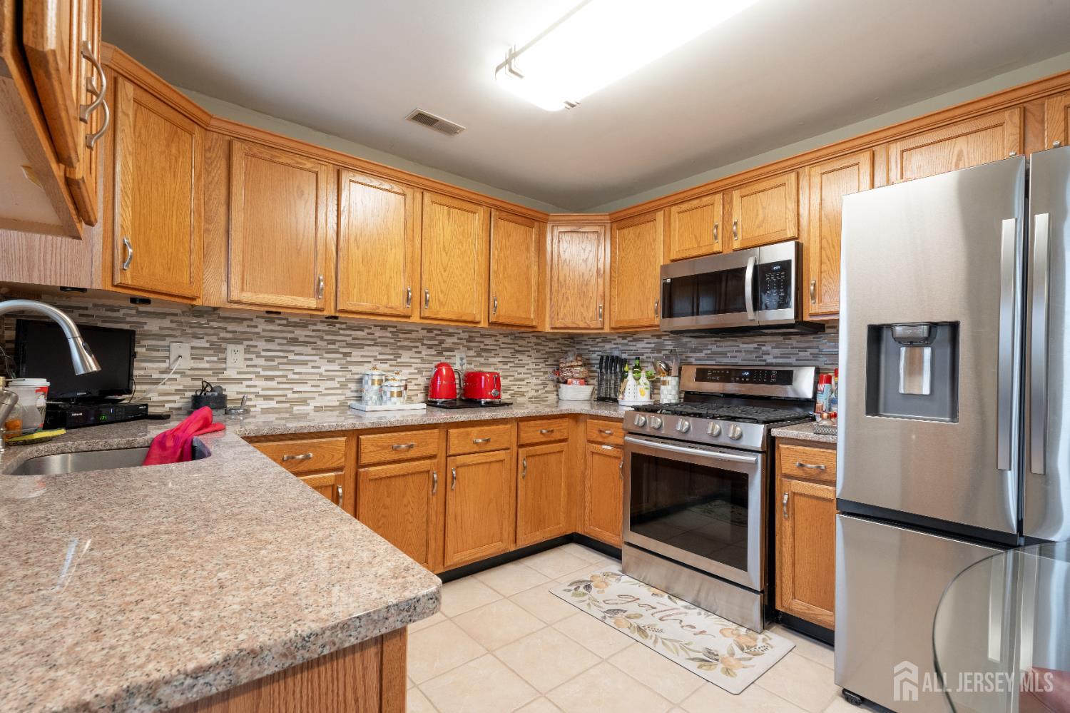 2008 Ridgeview Court Sayreville, NJ 08859 - Photo 12 of 27 Gallery Image 12