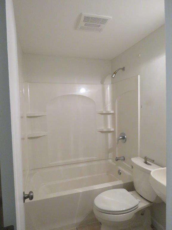 180 Port Road Wells, ME 04090 - Photo 22 of 32 11. Hallway Bath with Tub