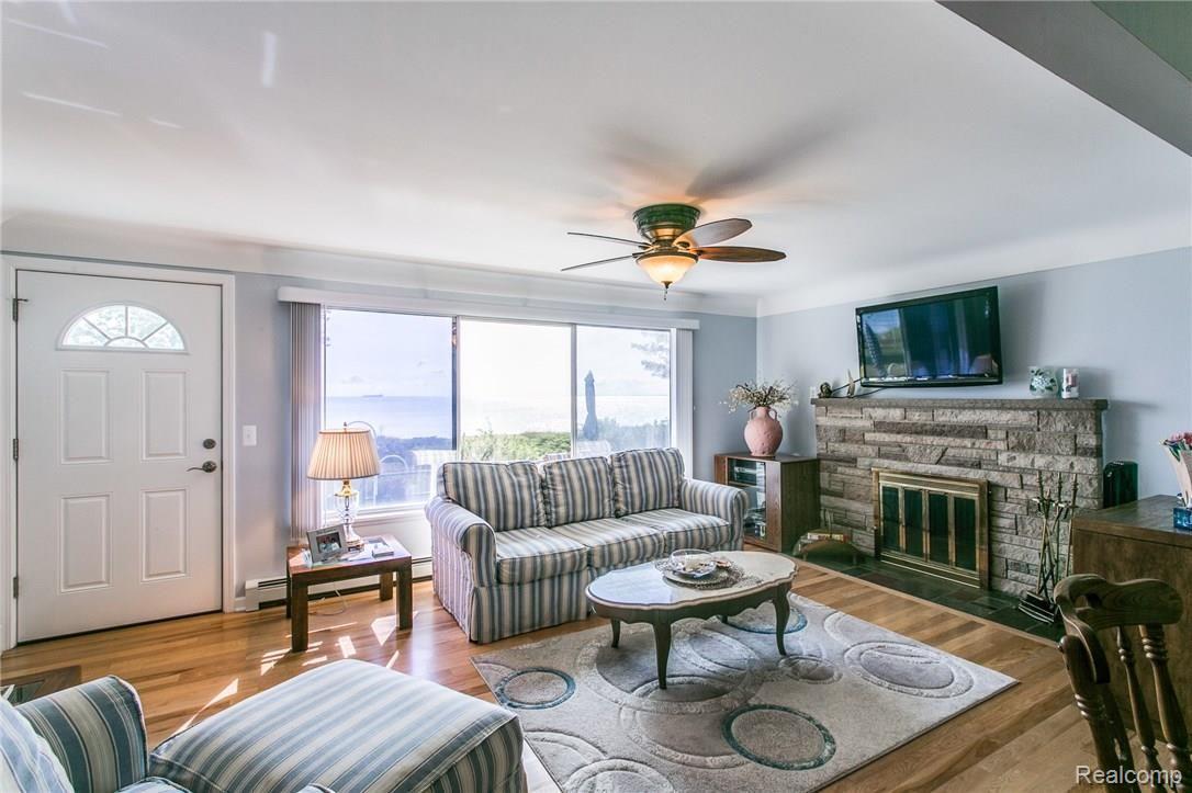 6722 Lakeshore Road Fort Gratiot, MI 48059 - Photo 9 of 20 6722 Lakeshore--7.JPG