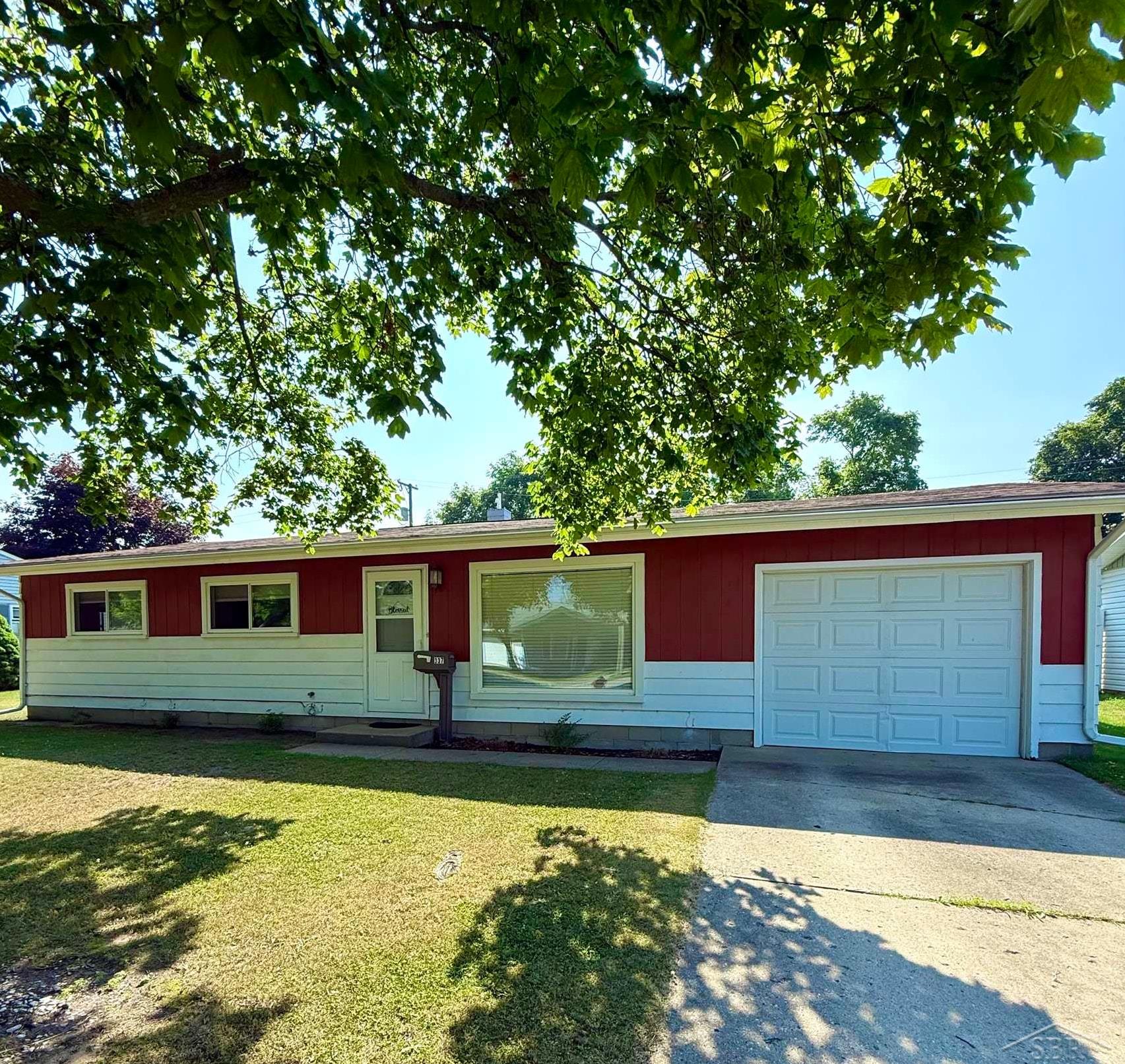 337 10th Street Sebewaing, MI 48759 - Photo 1 of 17 50183097-3f5fe14c-e37b-43ce-9b92-3070c1aca384.JPG