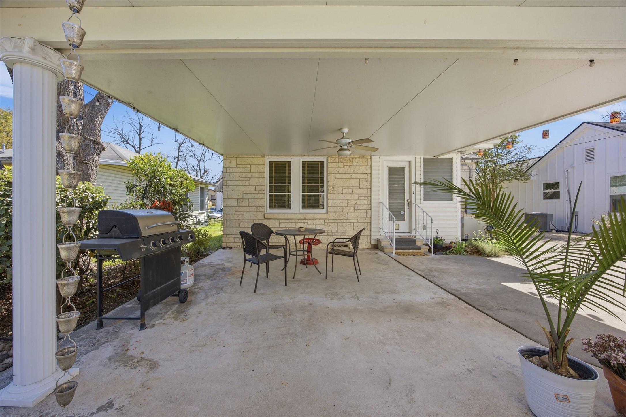 1030 East 44th Street Austin, TX 78751 - Photo 25 of 29 a view of a livingroom with furniture and window