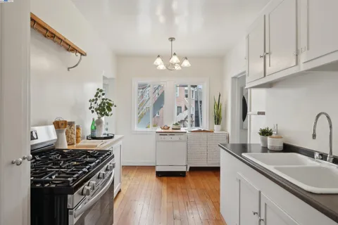 $399,000 | 1438 Lakeshore Avenue, Unit 6, Oakland, CA 94606