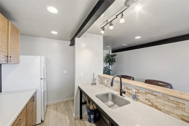 a view of a livingroom with furniture and a ceiling fan