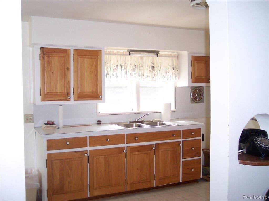 565 North Wilder Road Lapeer, MI 48446 - Photo 7 of 15 100_2369.JPG