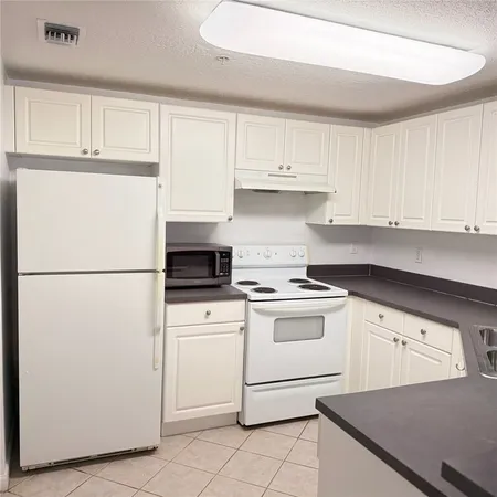 $1,800 | 5050 Fairways Circle, Unit E202, Vero Beach, FL 32967