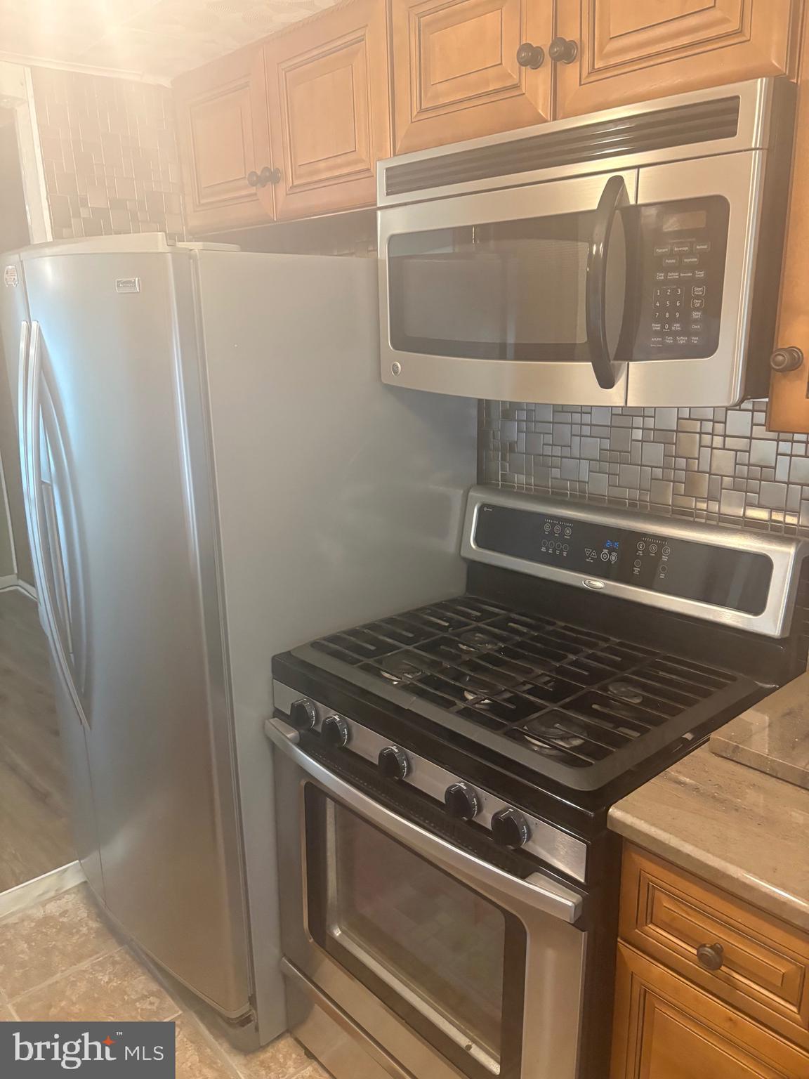 11829 Academy Road, Unit 29B Philadelphia, PA 19154 - Photo 10 of 33 a close view of stove and microwave