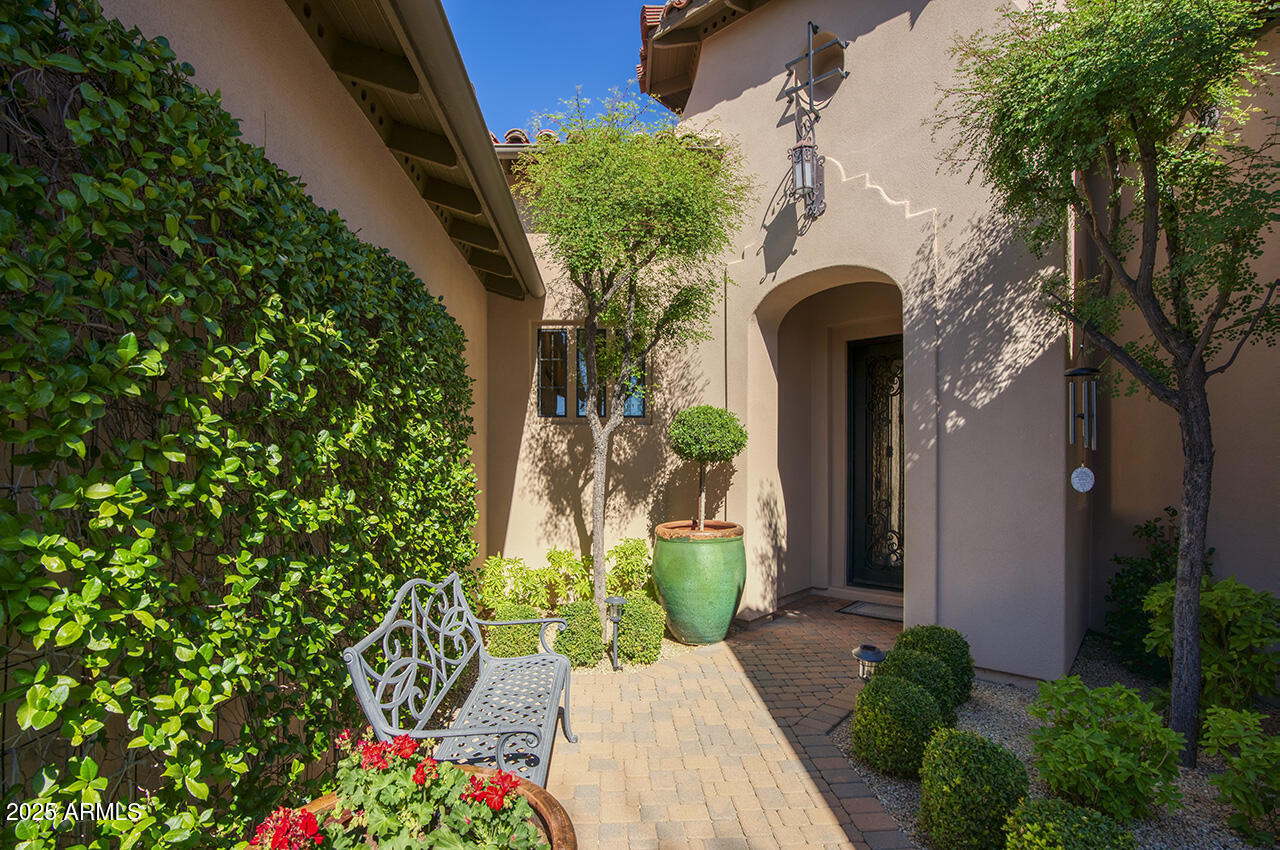 9190 East Hoverland Road Scottsdale, AZ 85255 - Photo 5 of 35 a front view of a house with garden