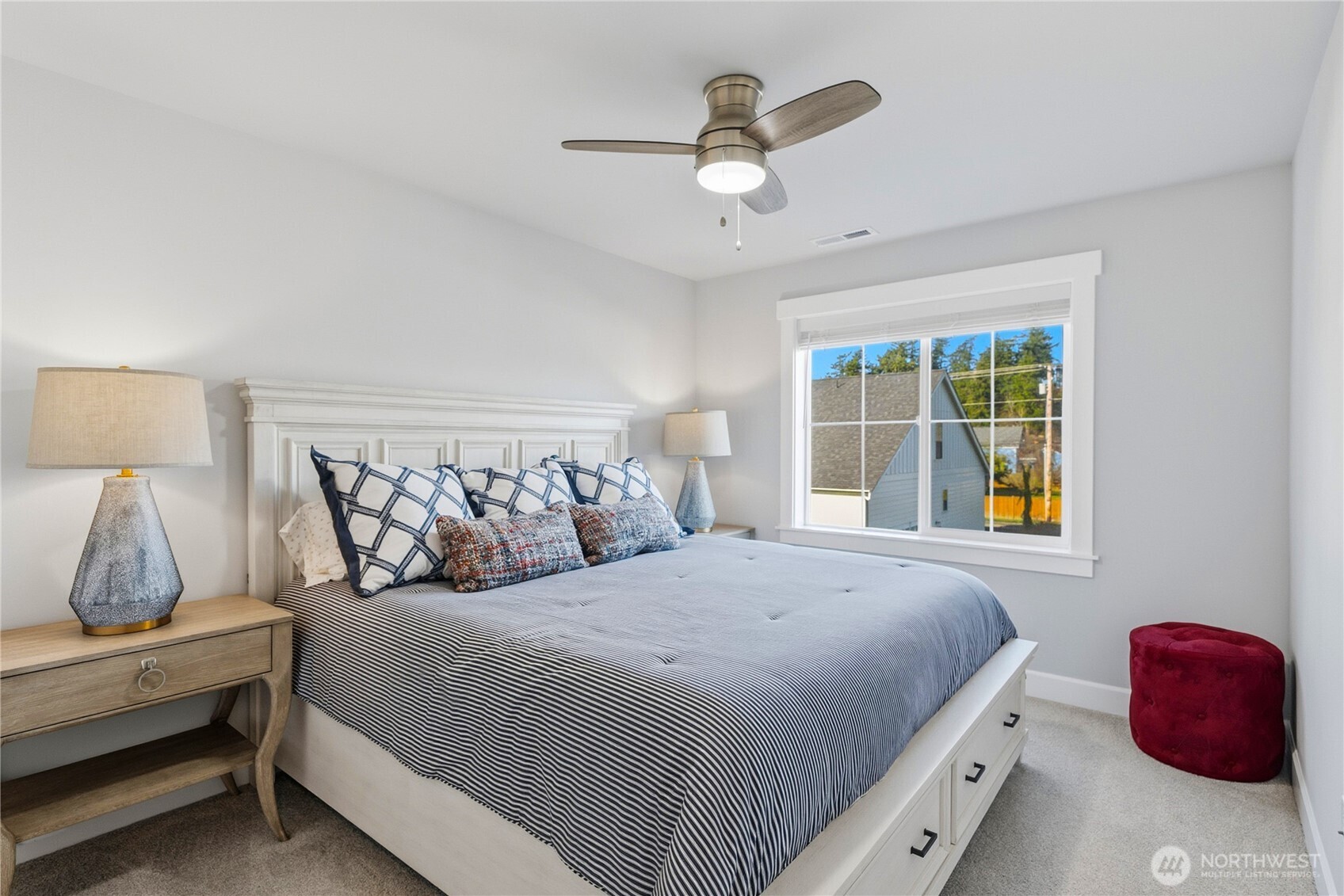 405 Maple Avenue La Conner, WA 98257 - Photo 20 of 40 a bedroom with a large bed and a window