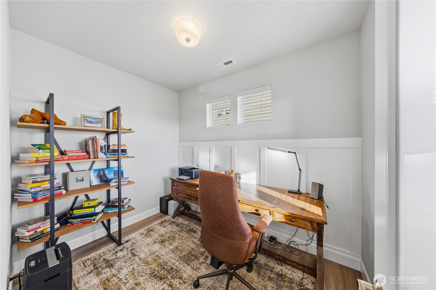 405 Maple Avenue La Conner, WA 98257 - Photo 10 of 40 a workspace with furniture