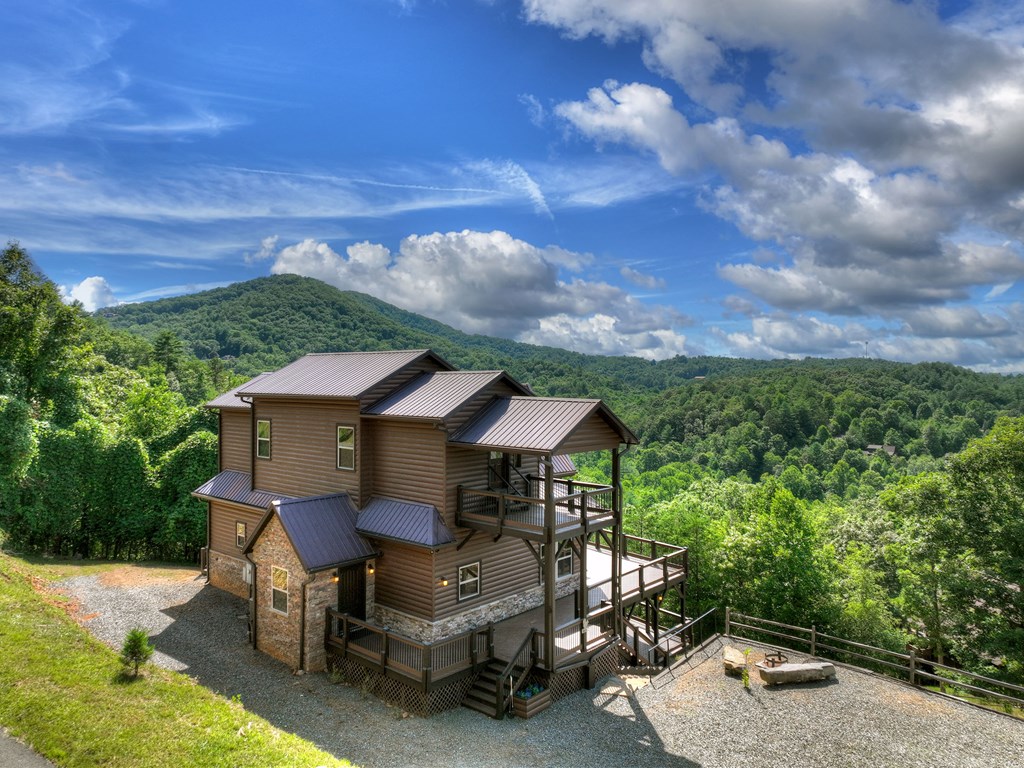45 Flat Top Trail Murphy, NC 28906 - Photo 47 of 53 a backyard of a house with table and chairs