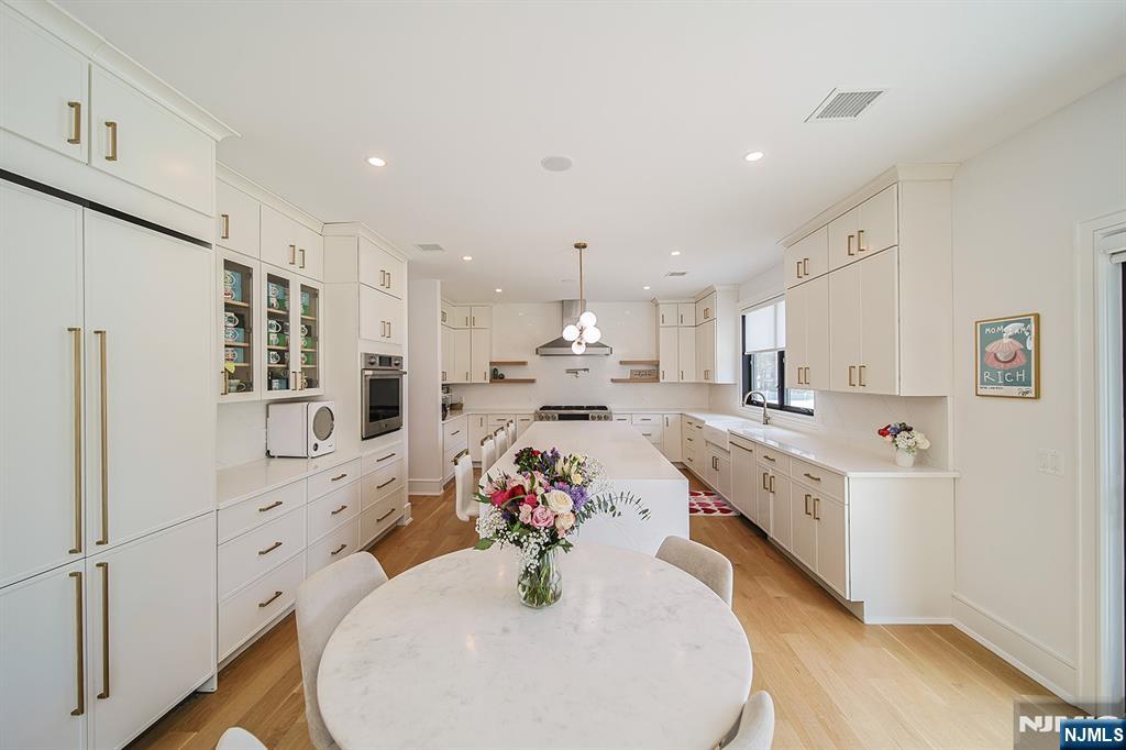144 Village Circle Paramus, NJ 07652 - Photo 13 of 50