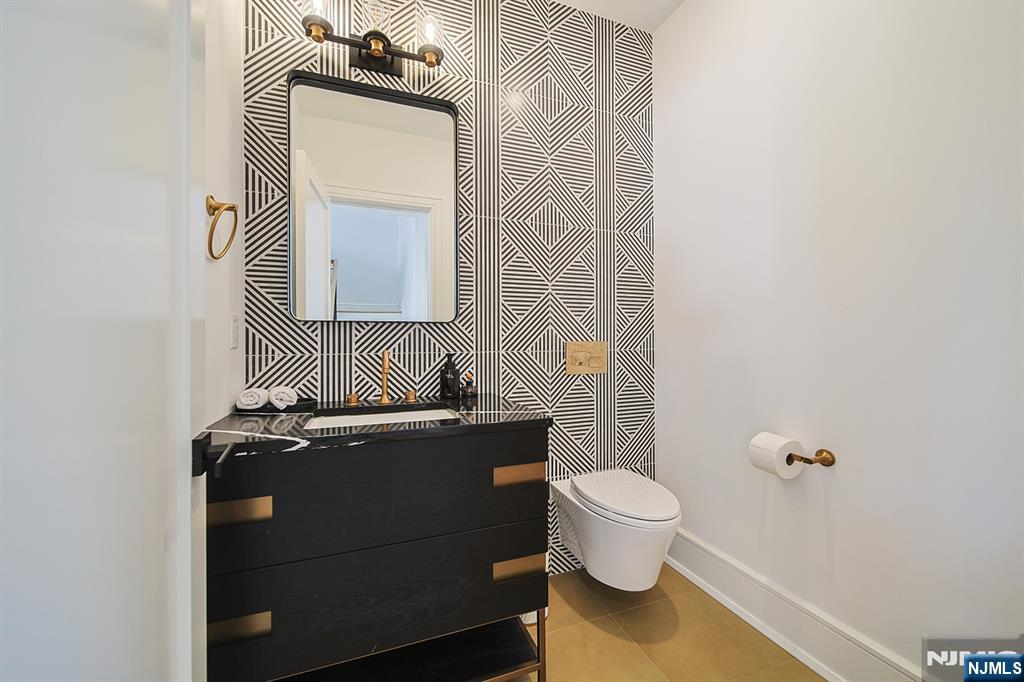 144 Village Circle Paramus, NJ 07652 - Photo 22 of 50