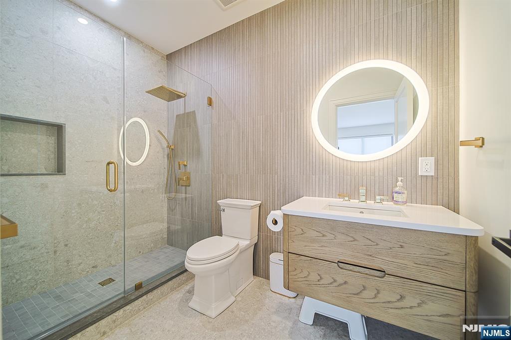 144 Village Circle Paramus, NJ 07652 - Photo 24 of 50