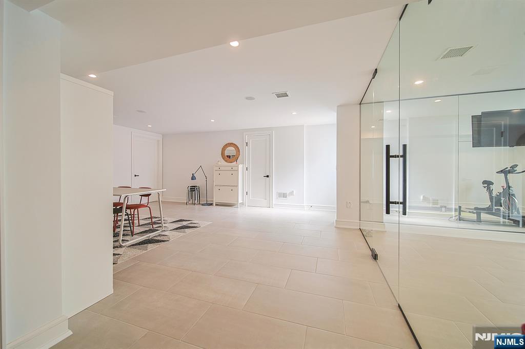 144 Village Circle Paramus, NJ 07652 - Photo 25 of 50