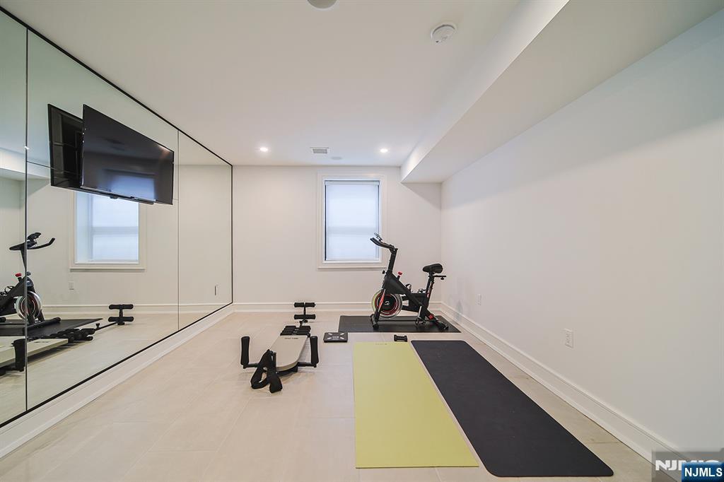 144 Village Circle Paramus, NJ 07652 - Photo 27 of 50