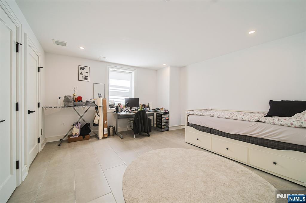 144 Village Circle Paramus, NJ 07652 - Photo 29 of 50