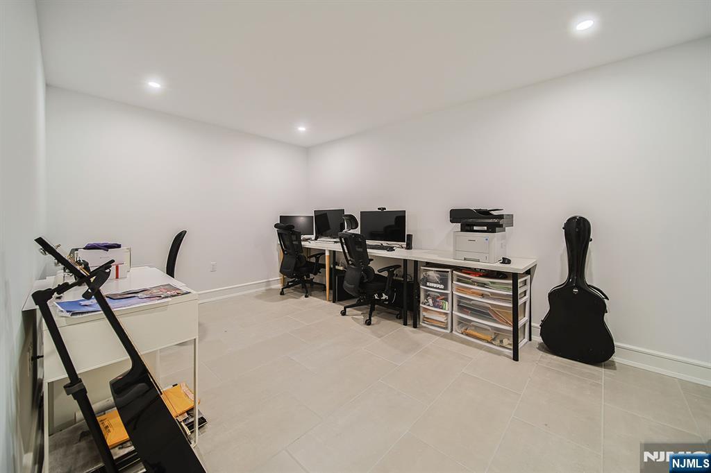 144 Village Circle Paramus, NJ 07652 - Photo 30 of 50