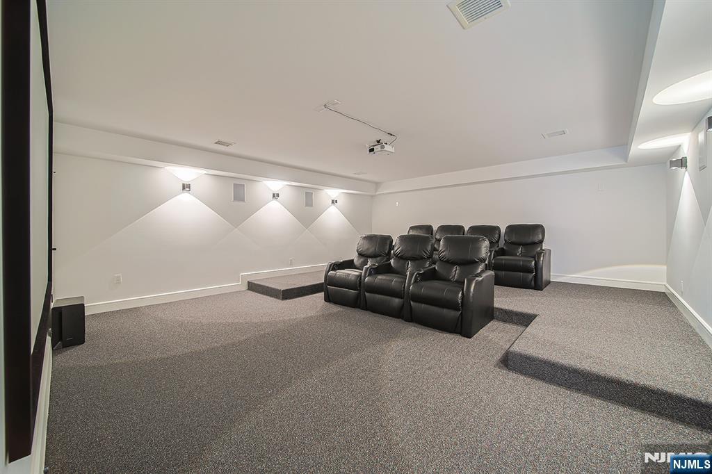 144 Village Circle Paramus, NJ 07652 - Photo 31 of 50