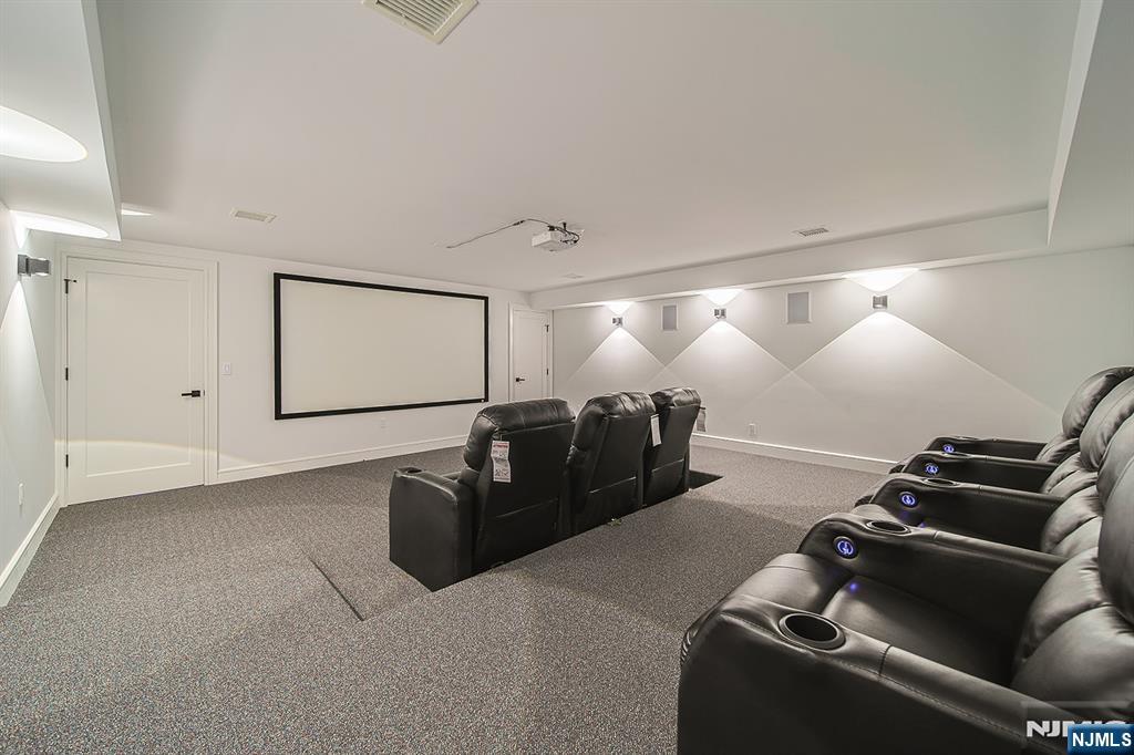 144 Village Circle Paramus, NJ 07652 - Photo 32 of 50
