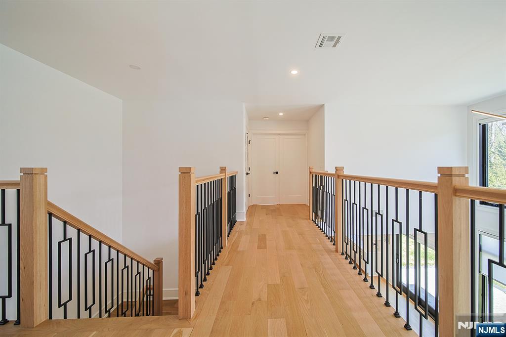144 Village Circle Paramus, NJ 07652 - Photo 33 of 50