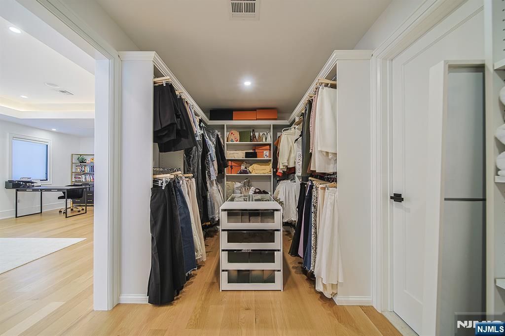 144 Village Circle Paramus, NJ 07652 - Photo 38 of 50