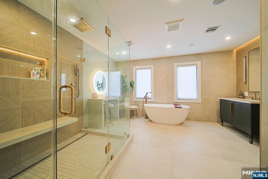 144 Village Circle Paramus, NJ 07652 - Photo 39 of 50