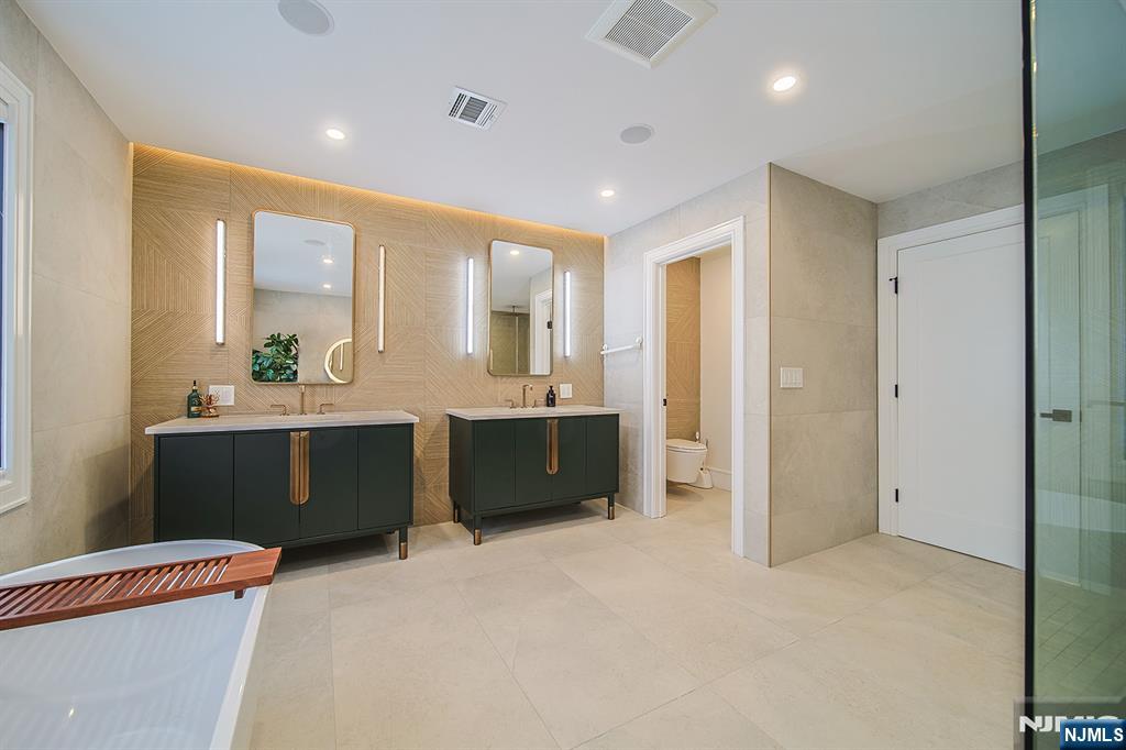 144 Village Circle Paramus, NJ 07652 - Photo 40 of 50