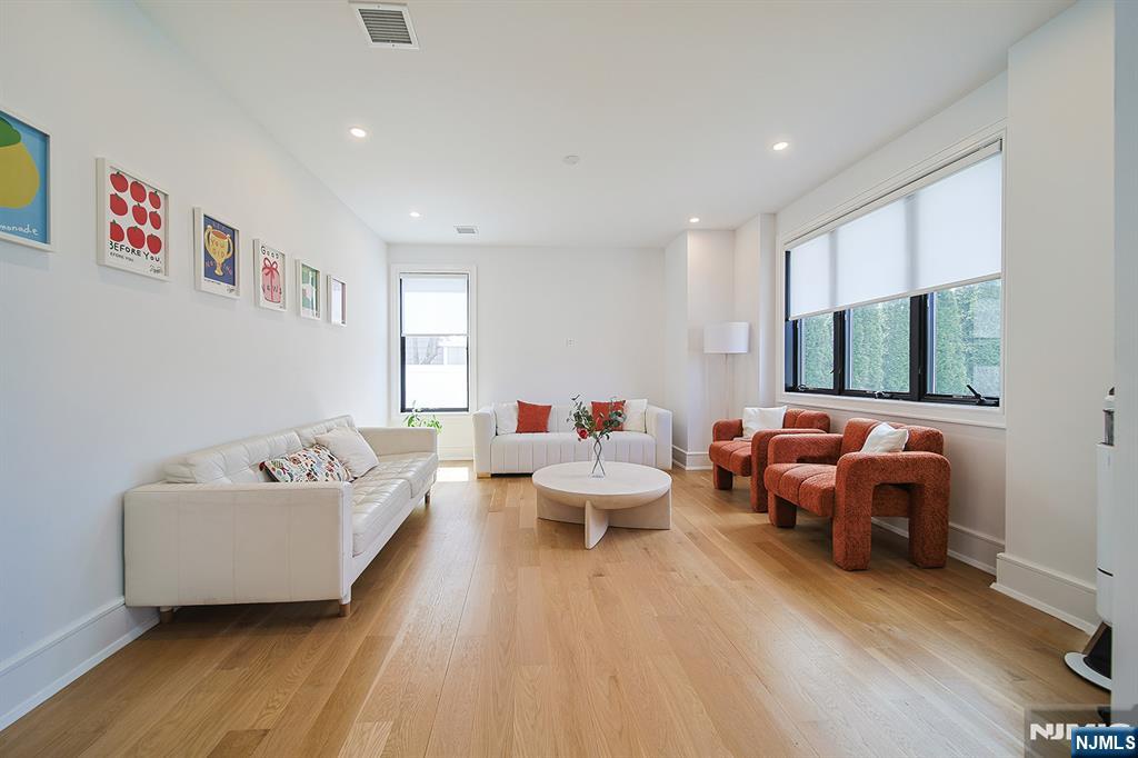 144 Village Circle Paramus, NJ 07652 - Photo 4 of 50