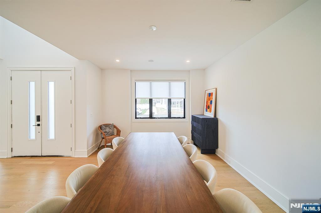 144 Village Circle Paramus, NJ 07652 - Photo 6 of 50