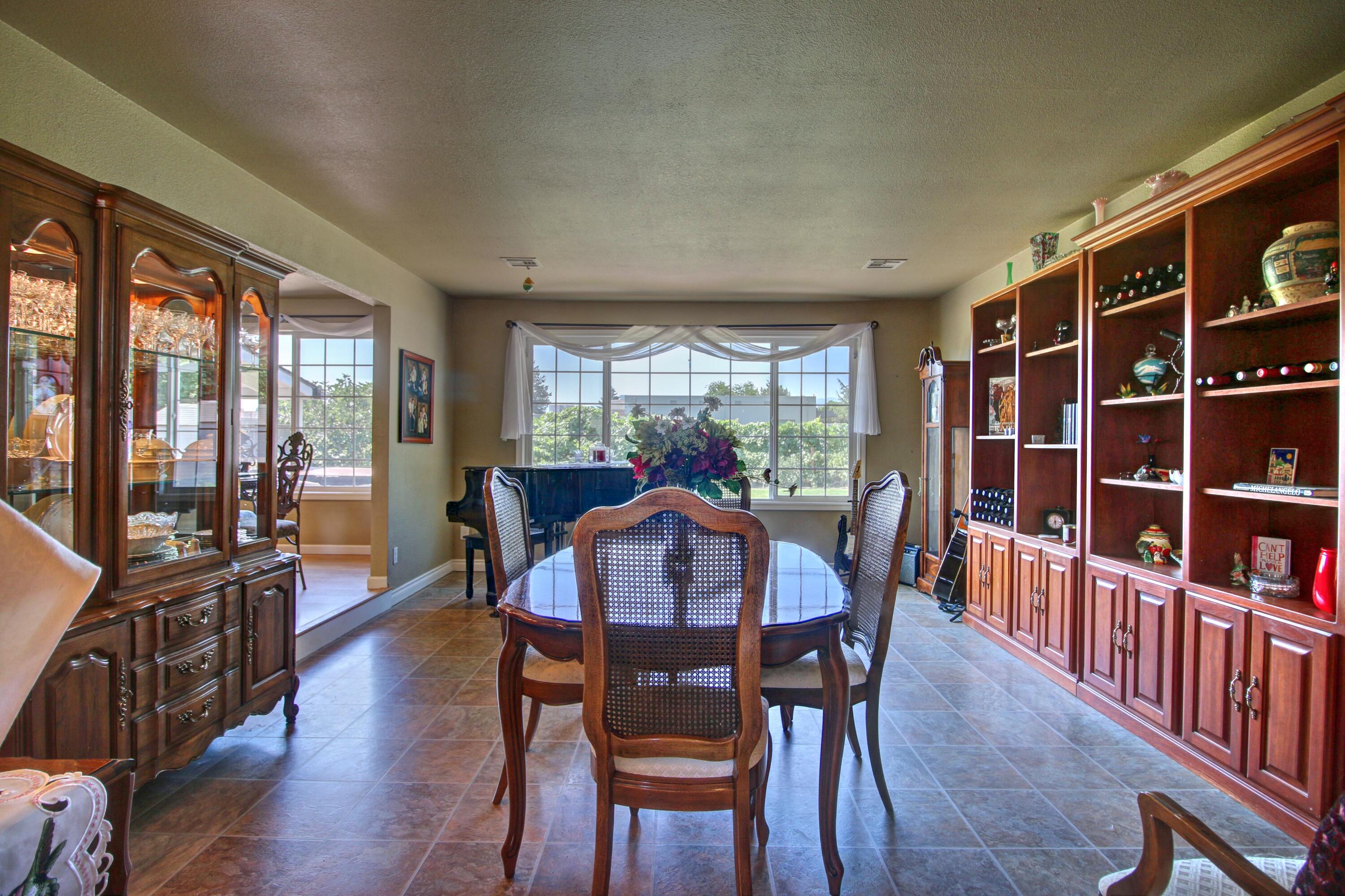 2206 Delta Waters Road Medford, OR 97504 - Photo 8 of 36 IMG_2564_5_6_tonemapped