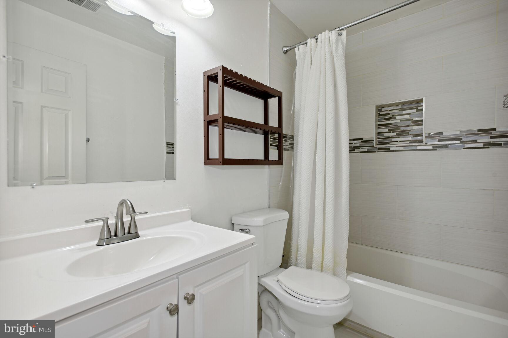 43862 Laburnum Square Ashburn, VA 20147 - Photo 14 of 27 Full Bath on Upper Level