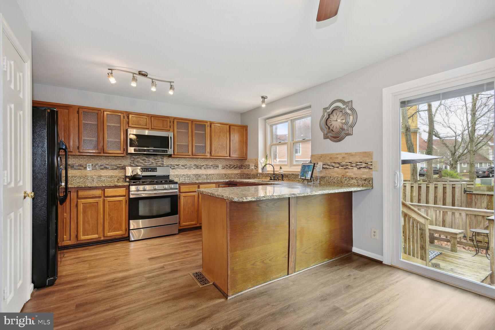 43862 Laburnum Square Ashburn, VA 20147 - Photo 2 of 27 Kitchen