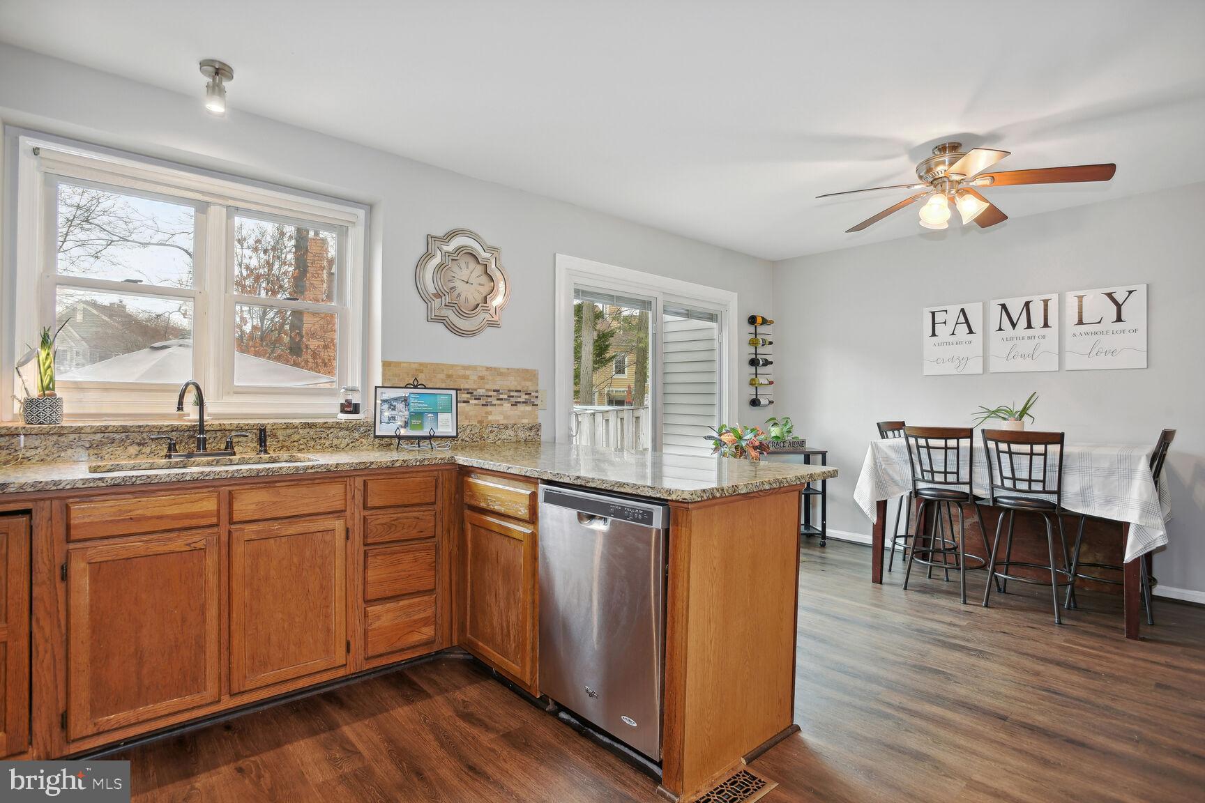 43862 Laburnum Square Ashburn, VA 20147 - Photo 7 of 27 Kitchen & Dining Room