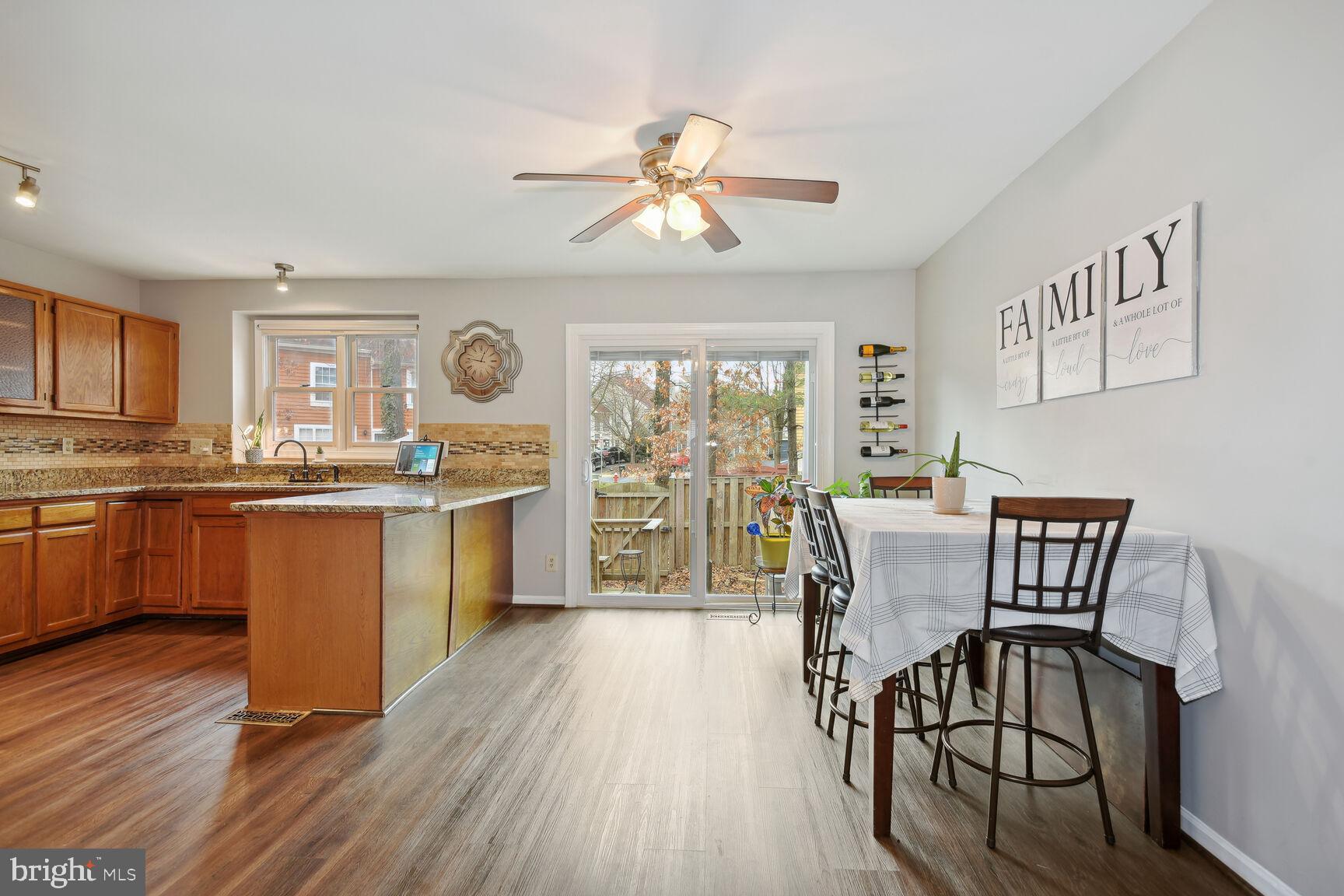 43862 Laburnum Square Ashburn, VA 20147 - Photo 9 of 27 Kitchen & Dining Room
