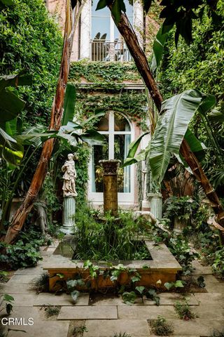 a view of statue in front of house