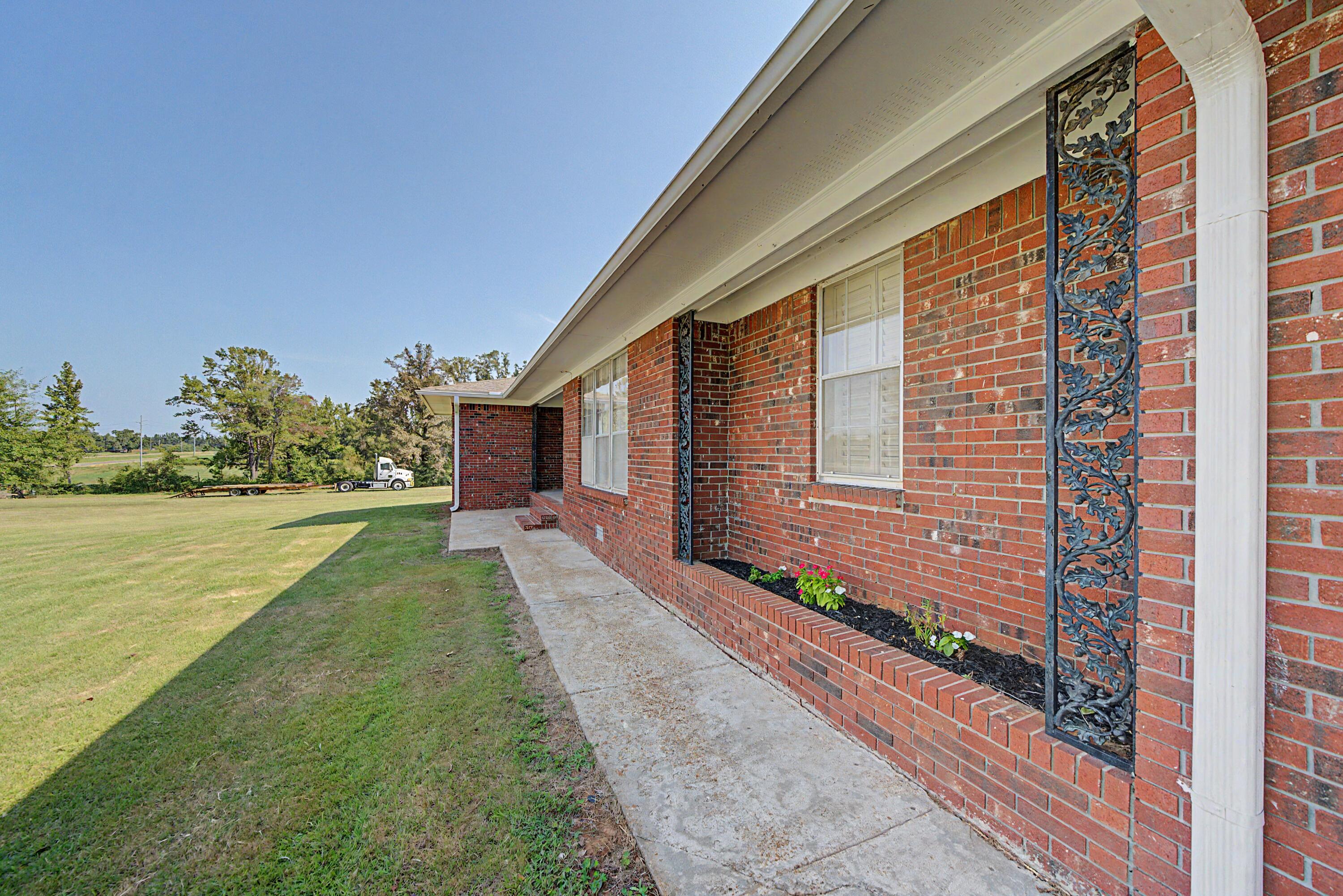 1003 Oaks Country Club Road New Albany, MS 38652 - Photo 3 of 50 Gallery Image 3