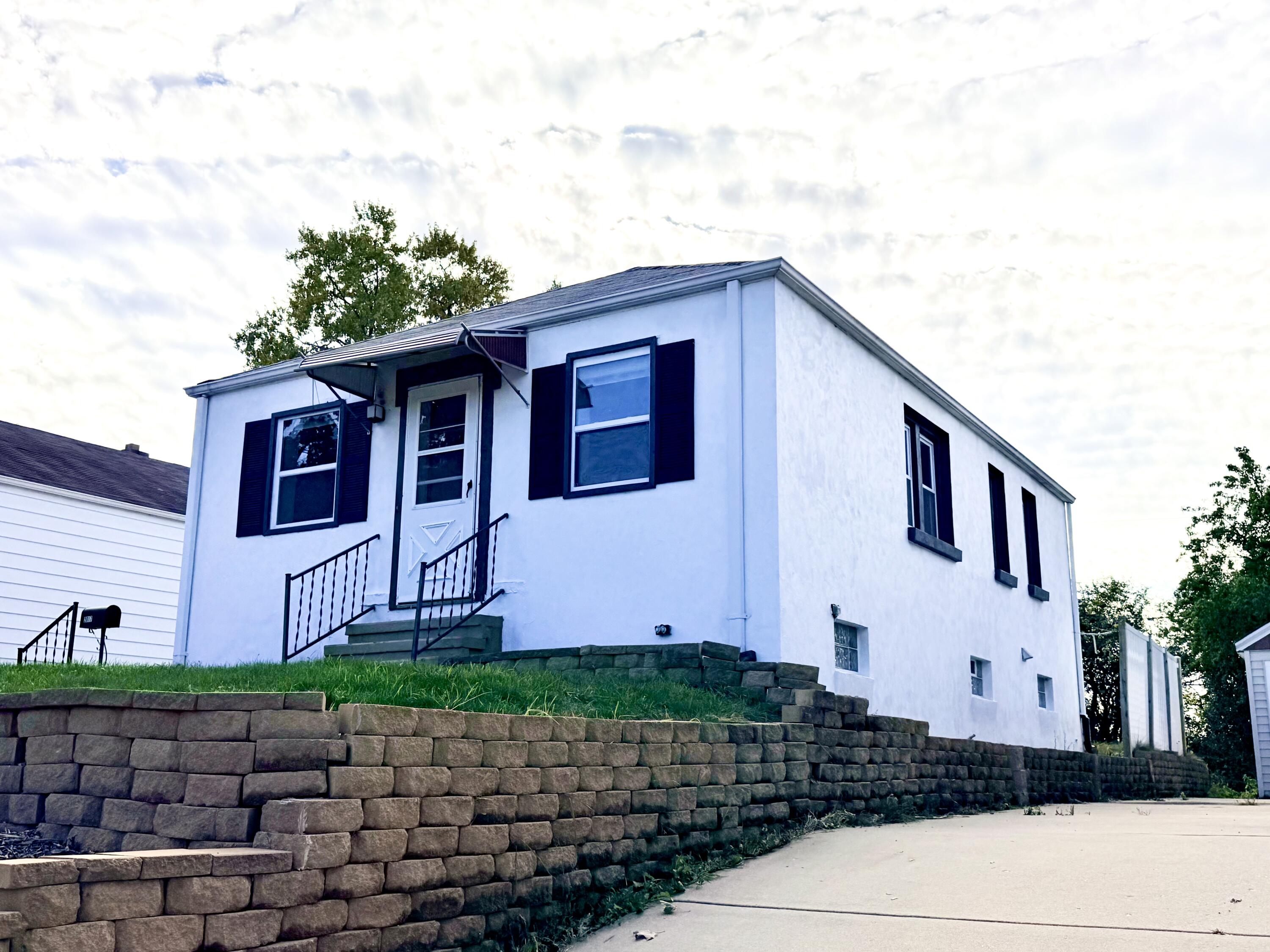 2017 South 97th Street West Allis, WI 53227 - Photo 5 of 25 Neighbor Side