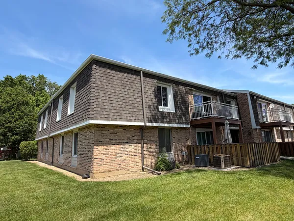 $2,000 | 4424 Euclid Avenue, Unit 1A, Rolling Meadows, IL 60008