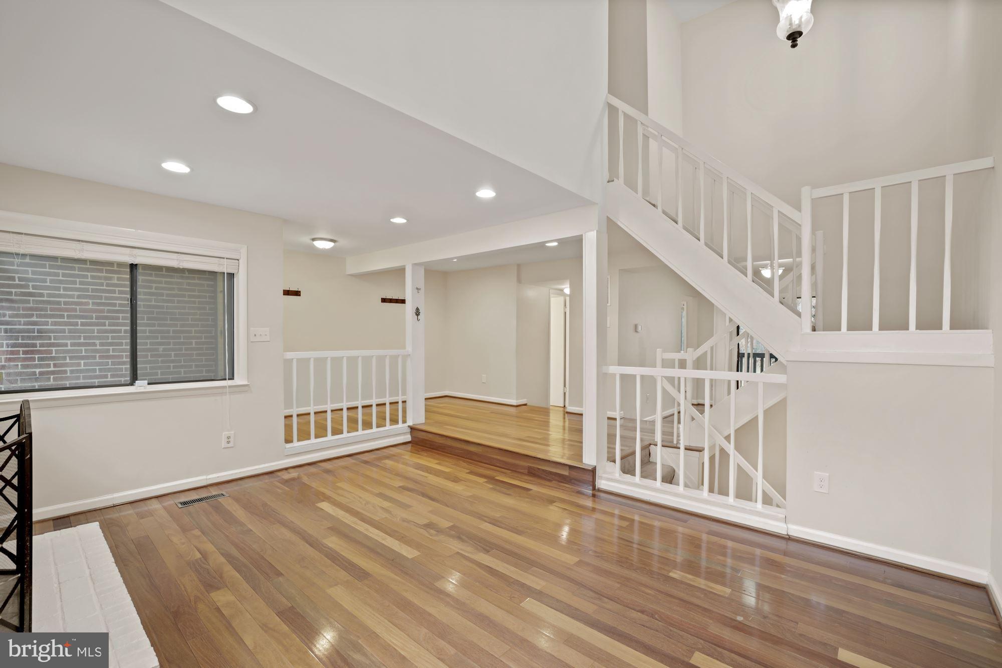 2158 Glencourse Lane Reston, VA 20191 - Photo 4 of 31 Living room