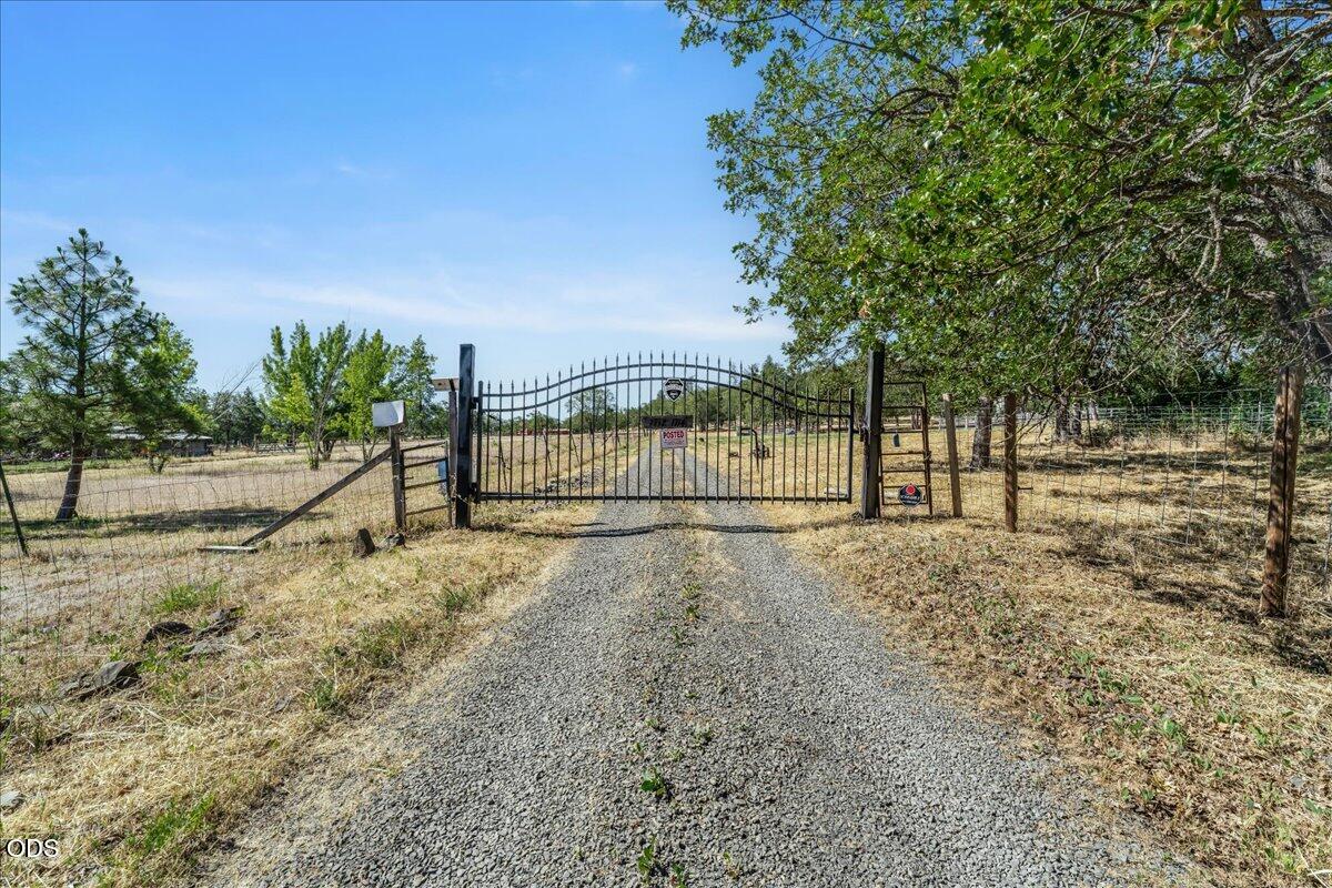 1712 Stevens Road Eagle Point, OR 97524 - Photo 4 of 63