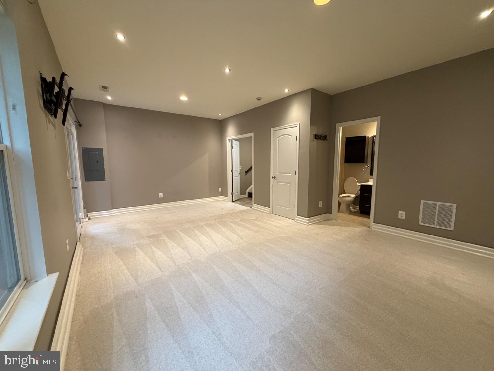 25333 Wakestone Terrace Chantilly, VA 20152 - Photo 42 of 109 Spacious, modern living area awaits you.