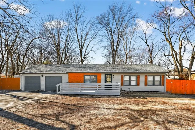 $257,000 | 1402 Southwest Jefferson Street, Lee's Summit, MO 64081